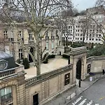 Proche Champs Elysee 8e * Paris