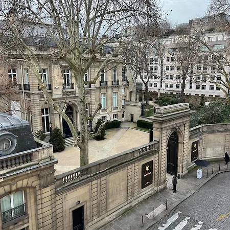 Proche Champs Elysee 8e * Paris